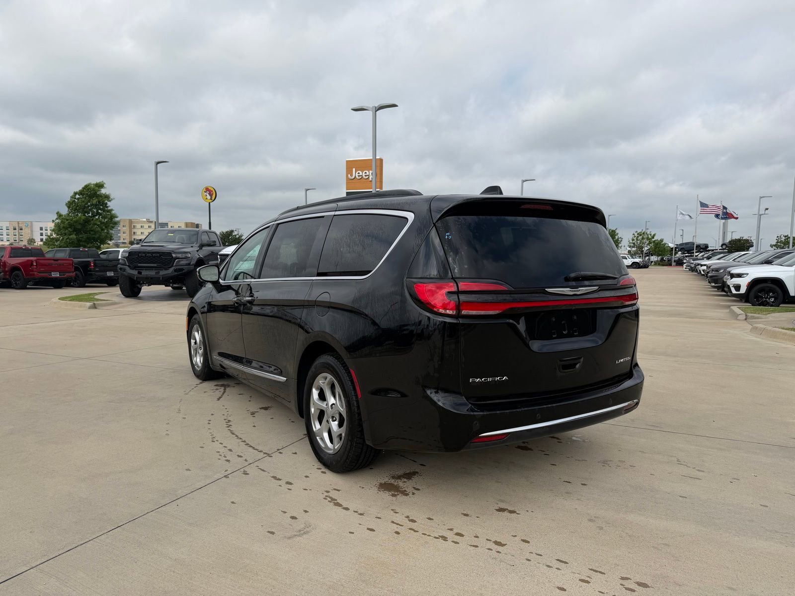 Used 2023 Chrysler Pacifica Limited image 3