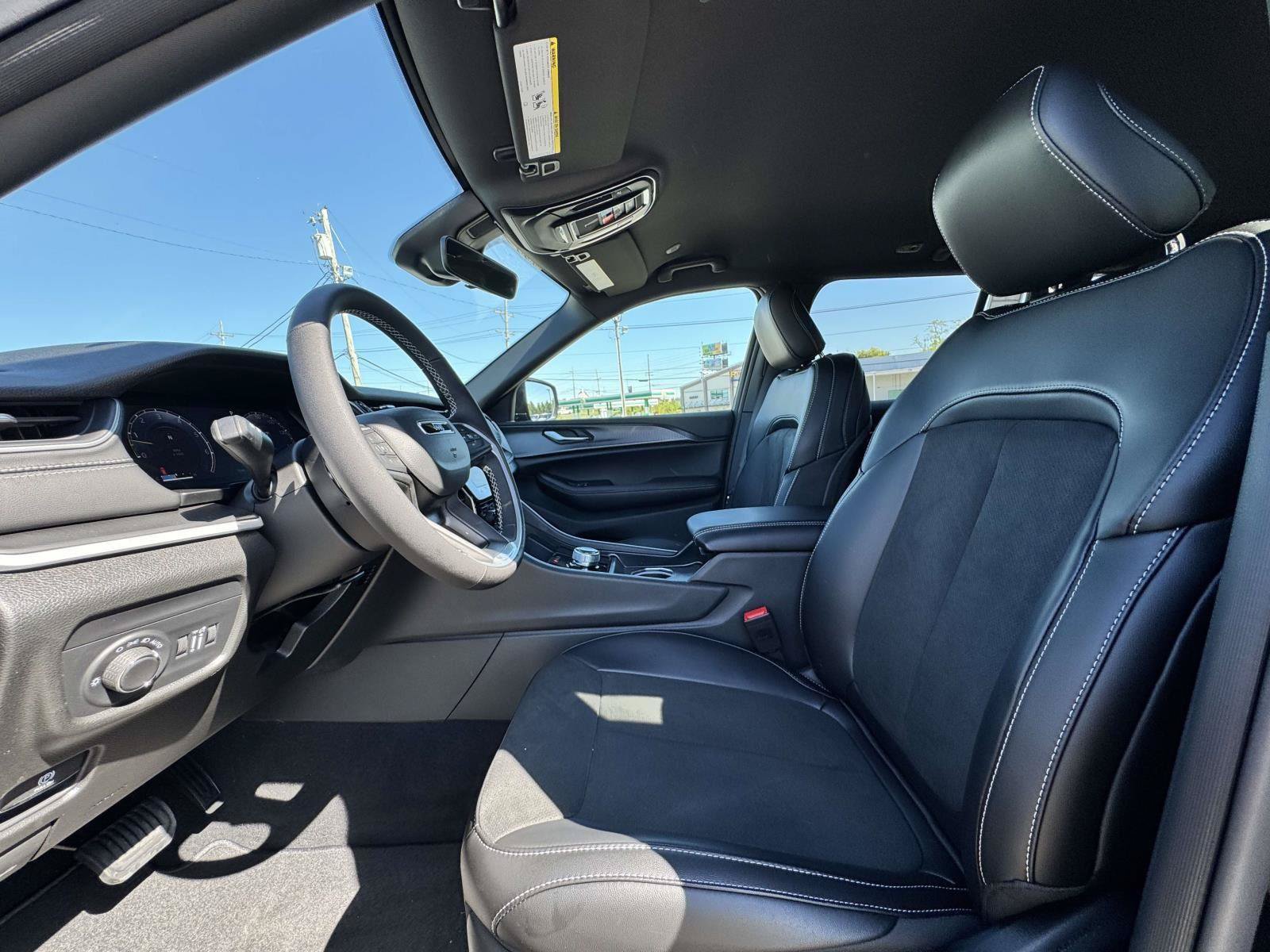 New 2025 Jeep Grand Cherokee Altitude AWD/4WD image 18
