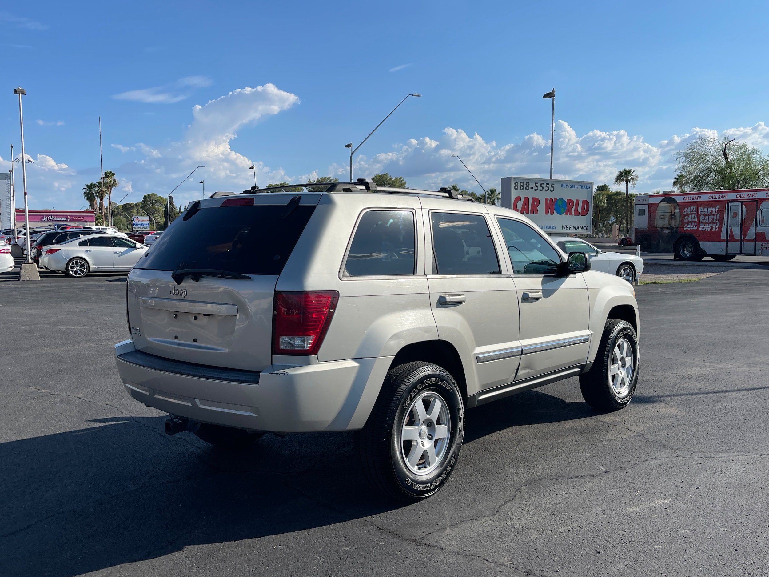 Used 2010 Jeep Grand Cherokee Laredo AWD/4WD image 5