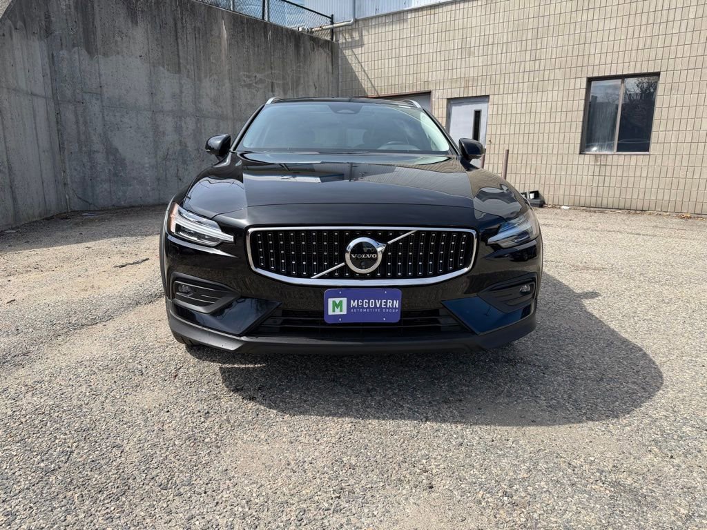 Used 2025 Volvo V60 B5 Cross Country Plus image 9