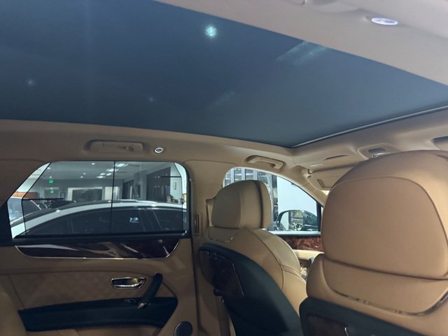 Used 2017 Bentley Bentayga AWD/4WD image 19