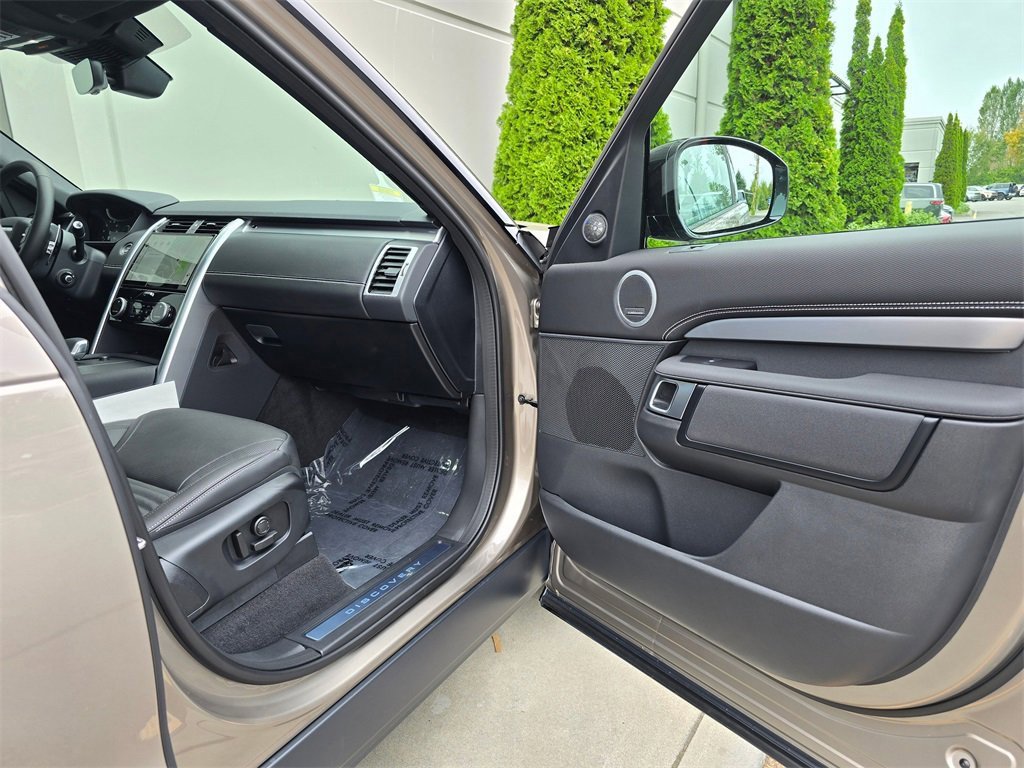 New 2025 Land Rover Discovery Dynamic SE image 31