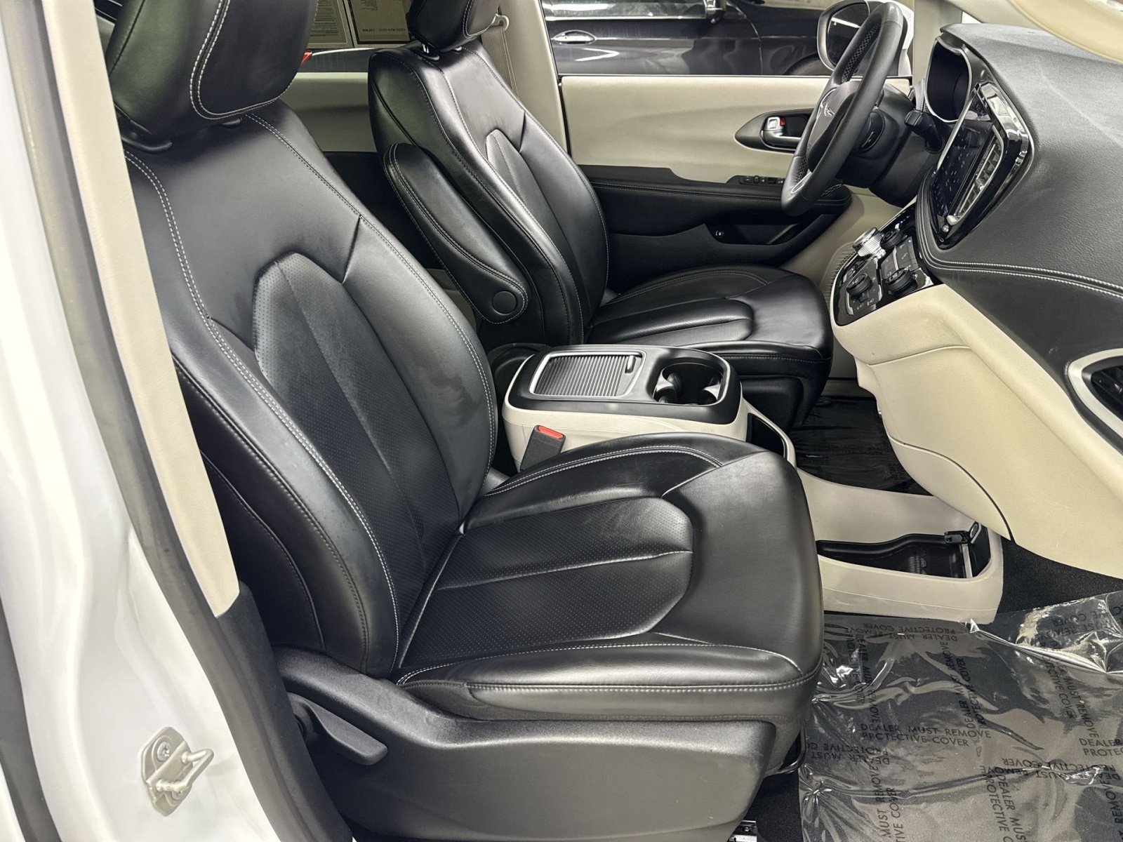 Used 2023 Chrysler Pacifica Touring-L image 32