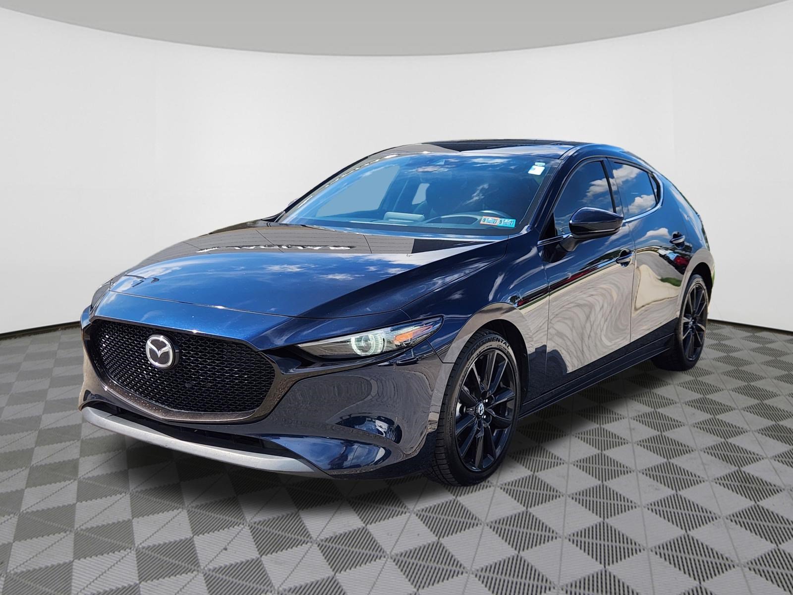 Used 2020 MAZDA MAZDA3 Hatchback w/ Premium Package FWD image 2