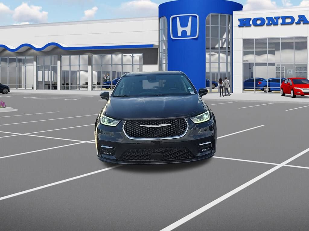 Used 2024 Chrysler Pacifica Touring-L image 2