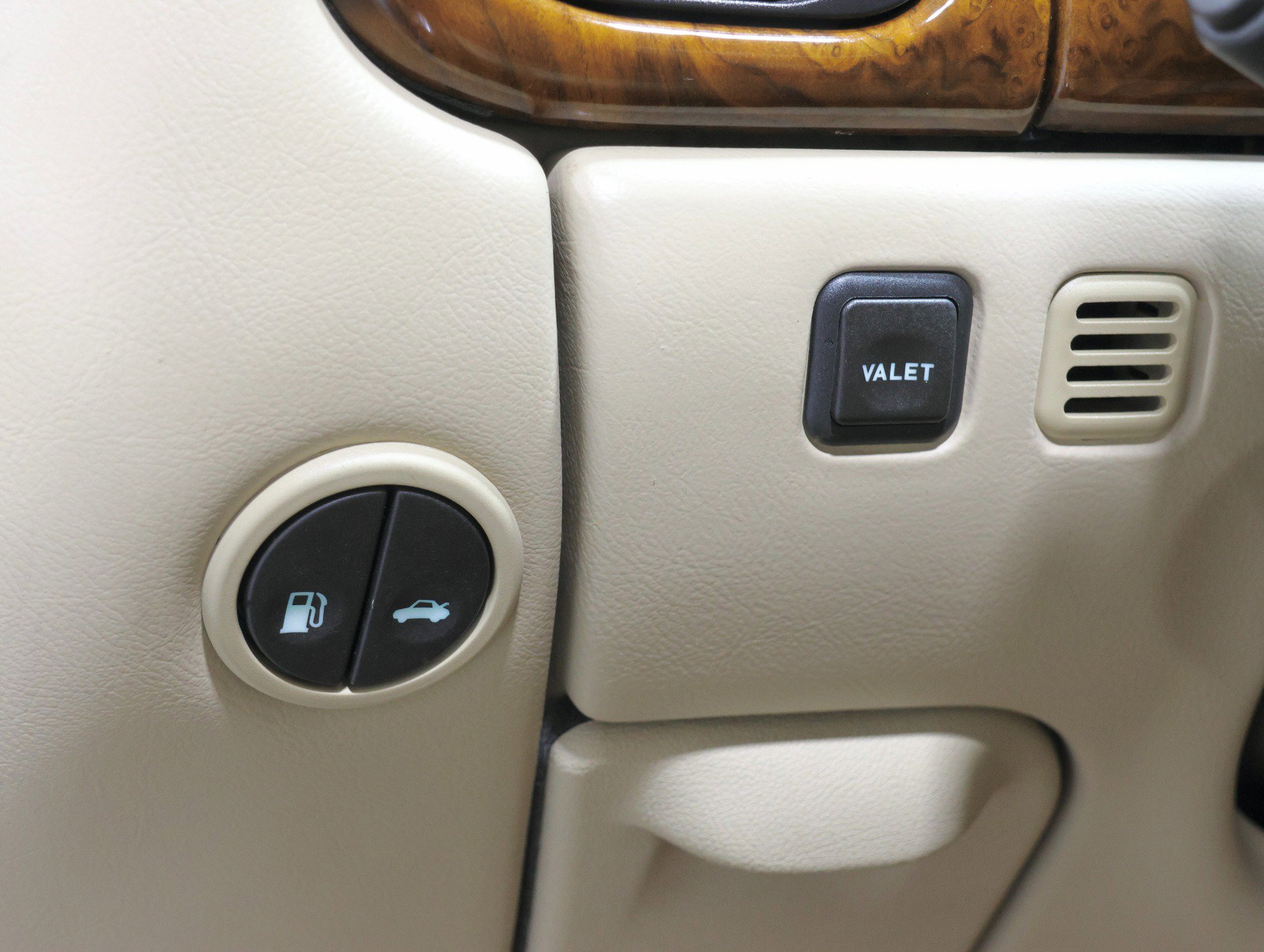 Used 2002 Jaguar XK8 Coupe image 10