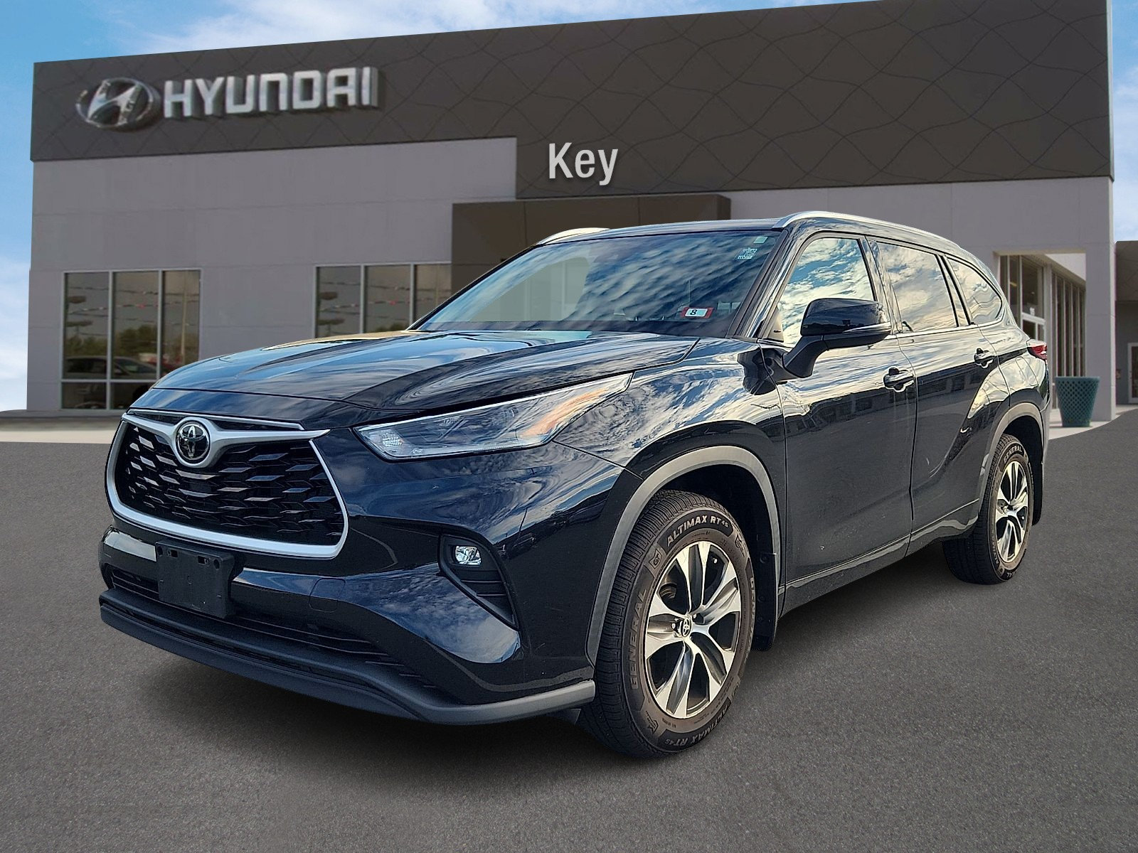 Used 2021 Toyota Highlander XLE AWD/4WD image 6