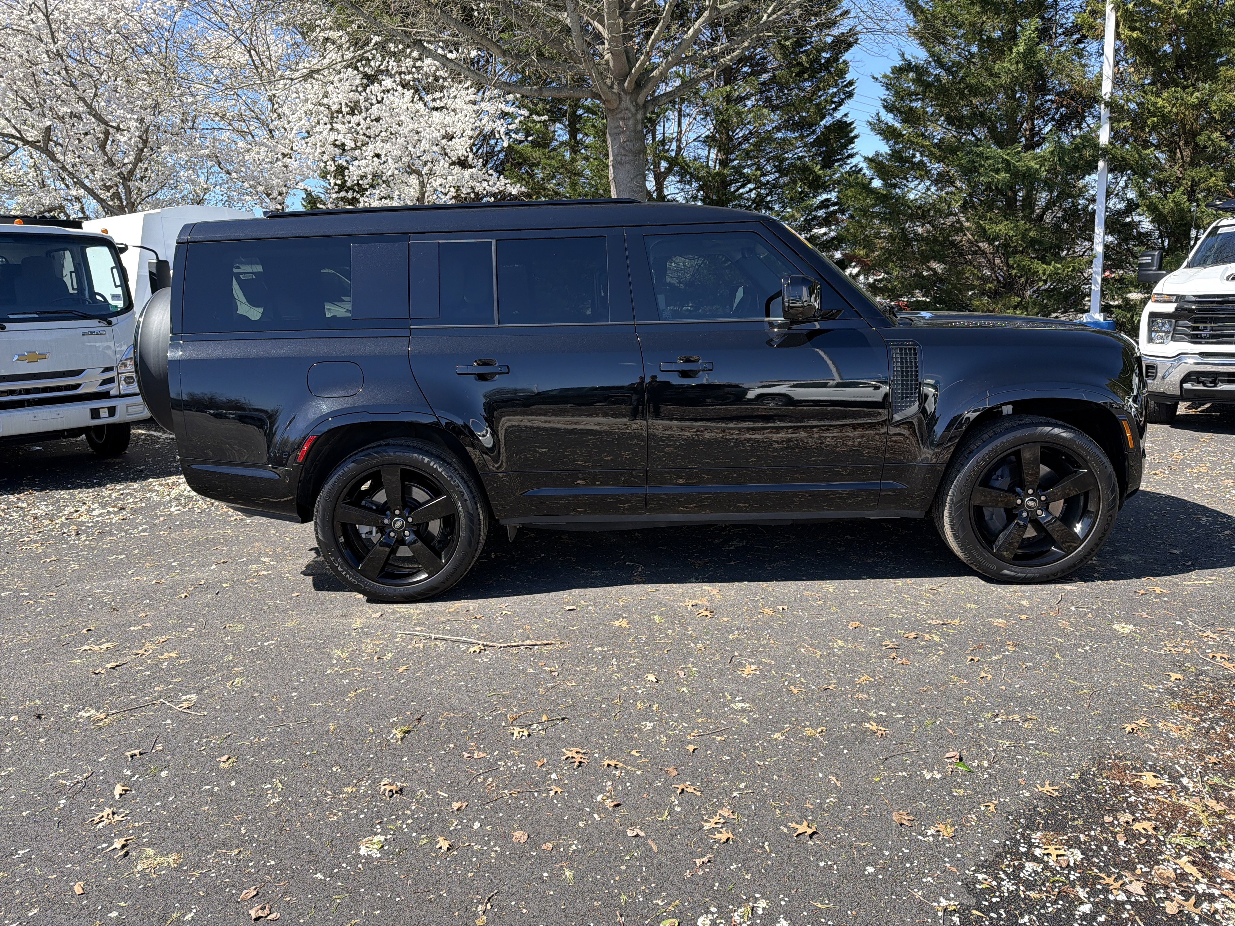 Used 2025 Land Rover Defender 130 X-Dynamic SE image 11