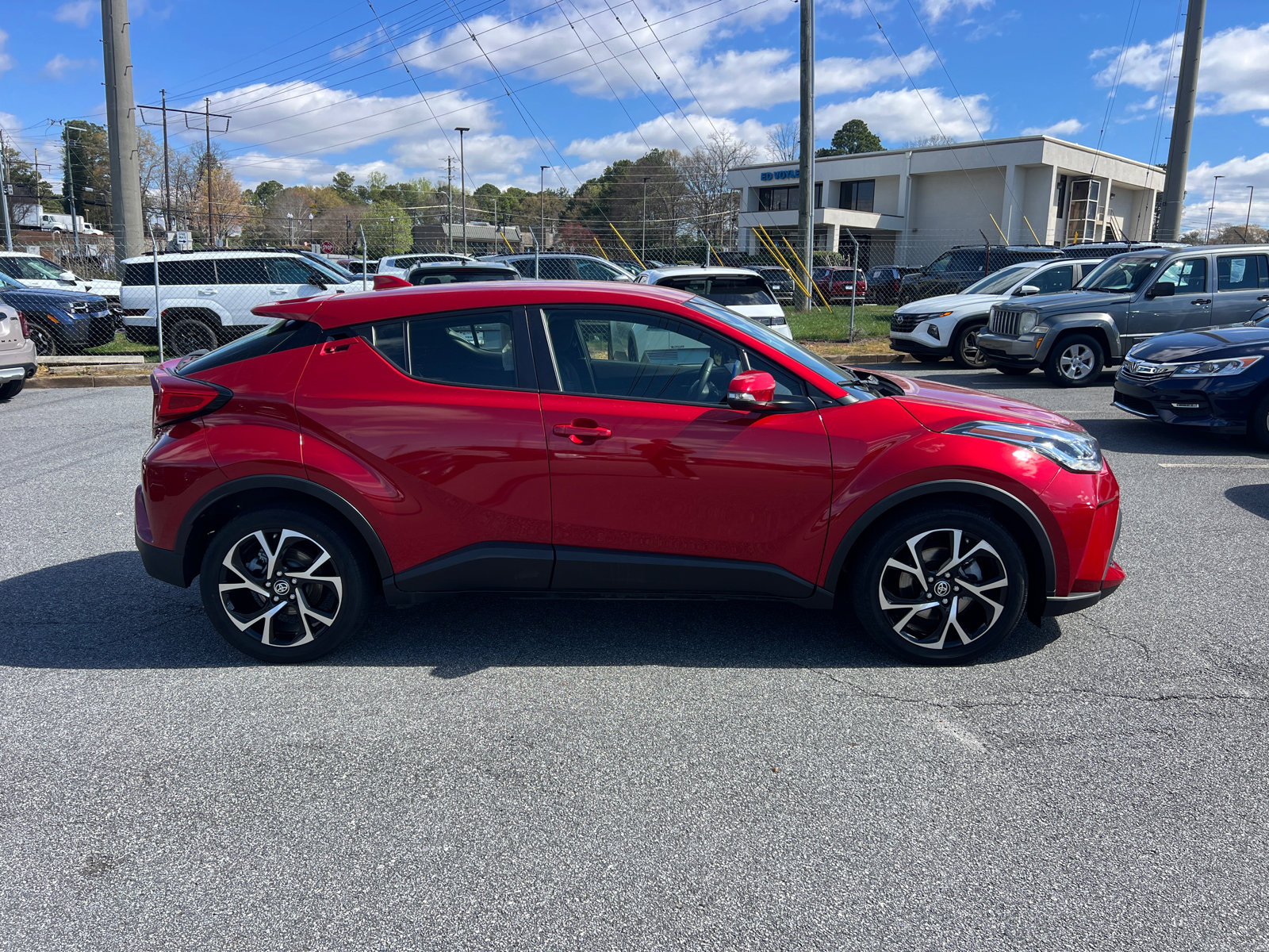 Used 2021 Toyota C-HR XLE FWD image 4