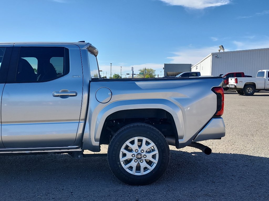 Used 2024 Toyota Tacoma SR5 AWD/4WD image 9