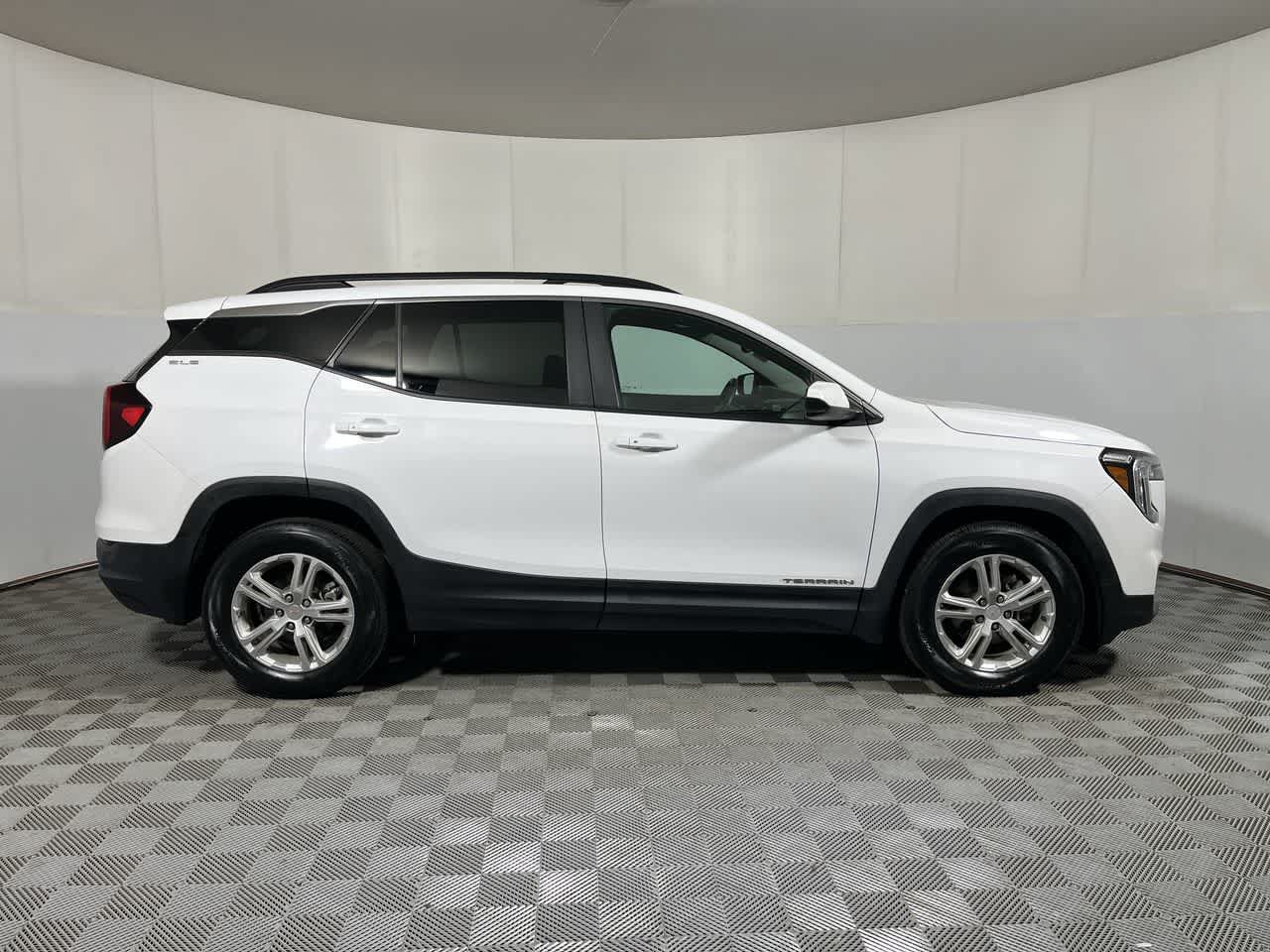 Used 2022 GMC Terrain SLE FWD image 9