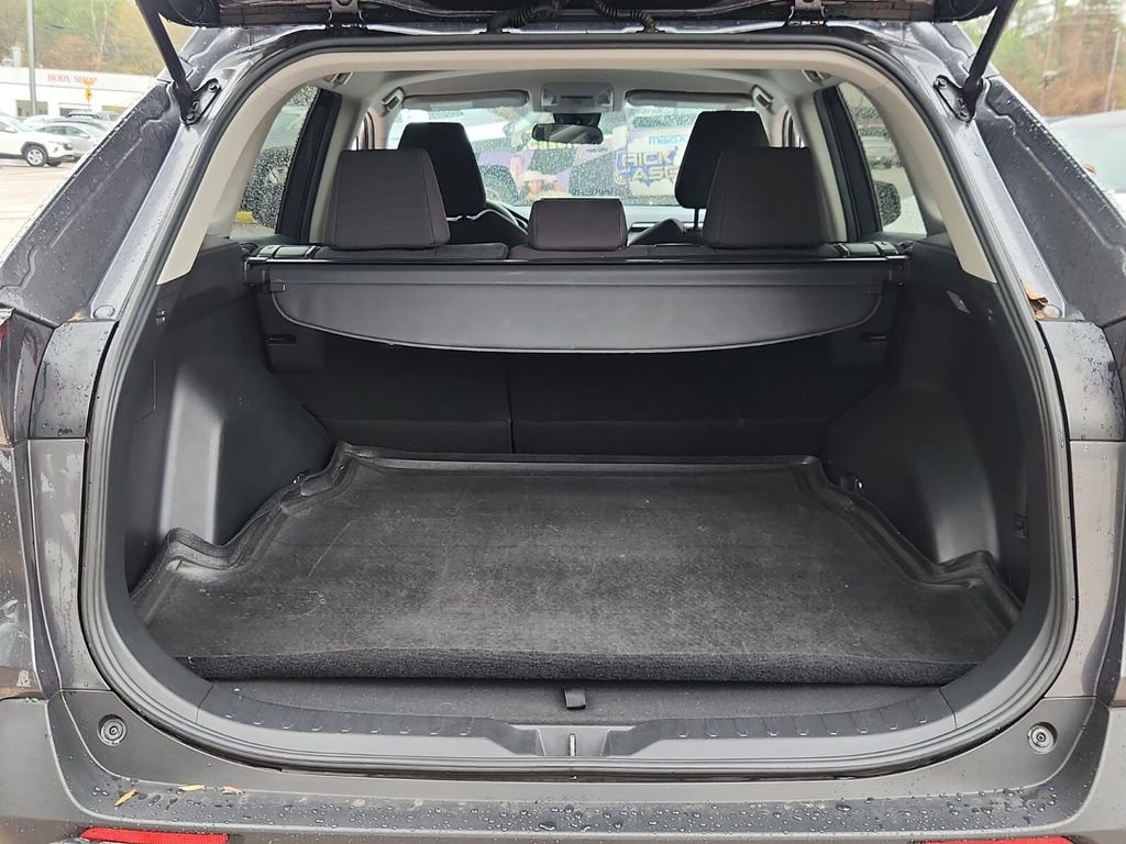 Used 2021 Toyota RAV4 LE image 17