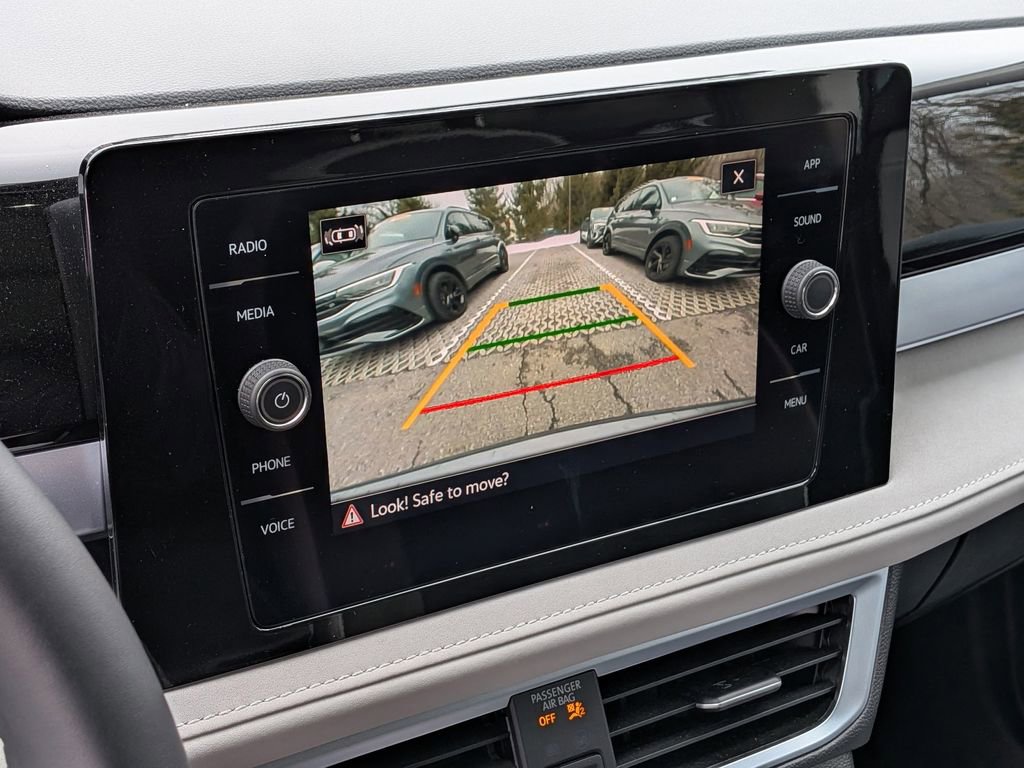 Used 2025 Volkswagen Taos SE w/ Panoramic Sunroof Package image 25