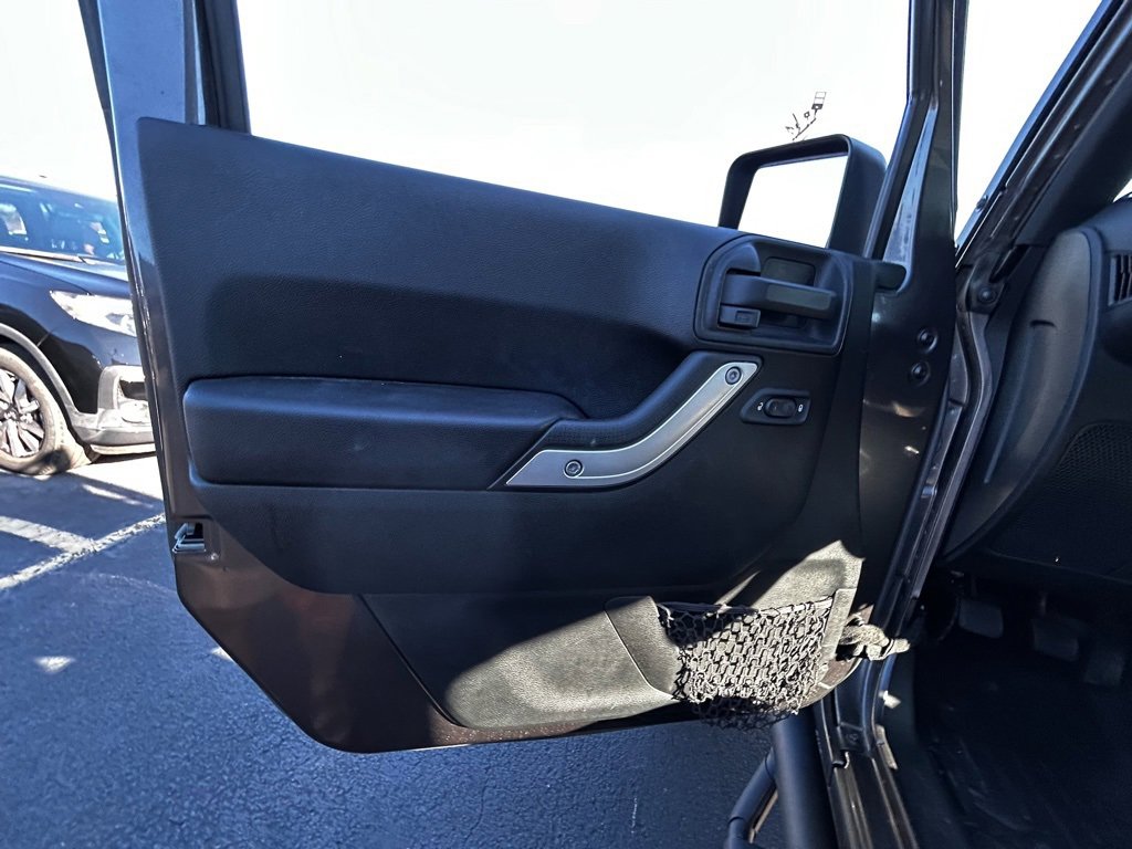 Used 2016 Jeep Wrangler Unlimited Sahara w/ Max Tow Package image 10