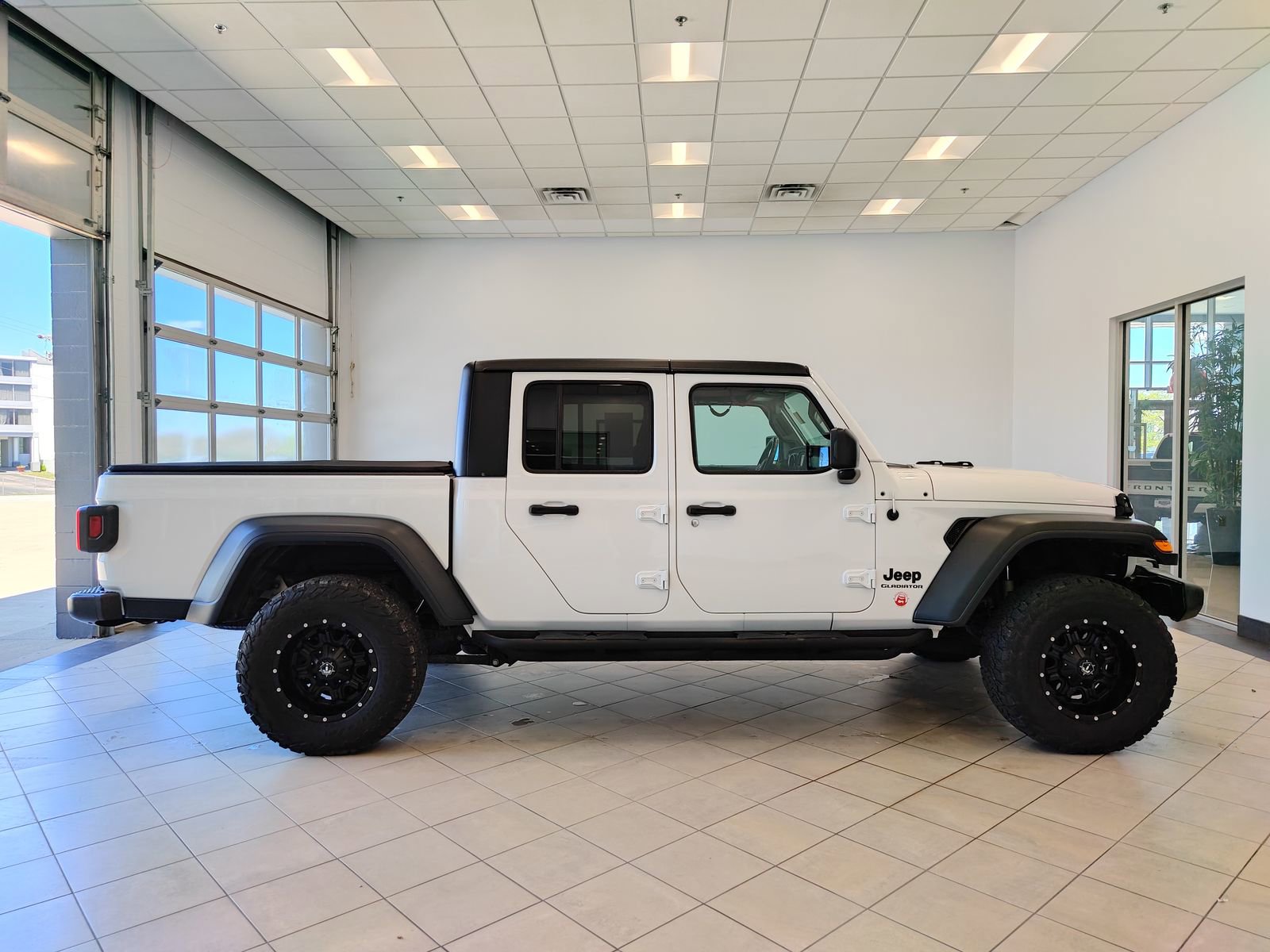 Used 2020 Jeep Gladiator Sport w/ Quick Order Package 24S AWD/4WD image 2