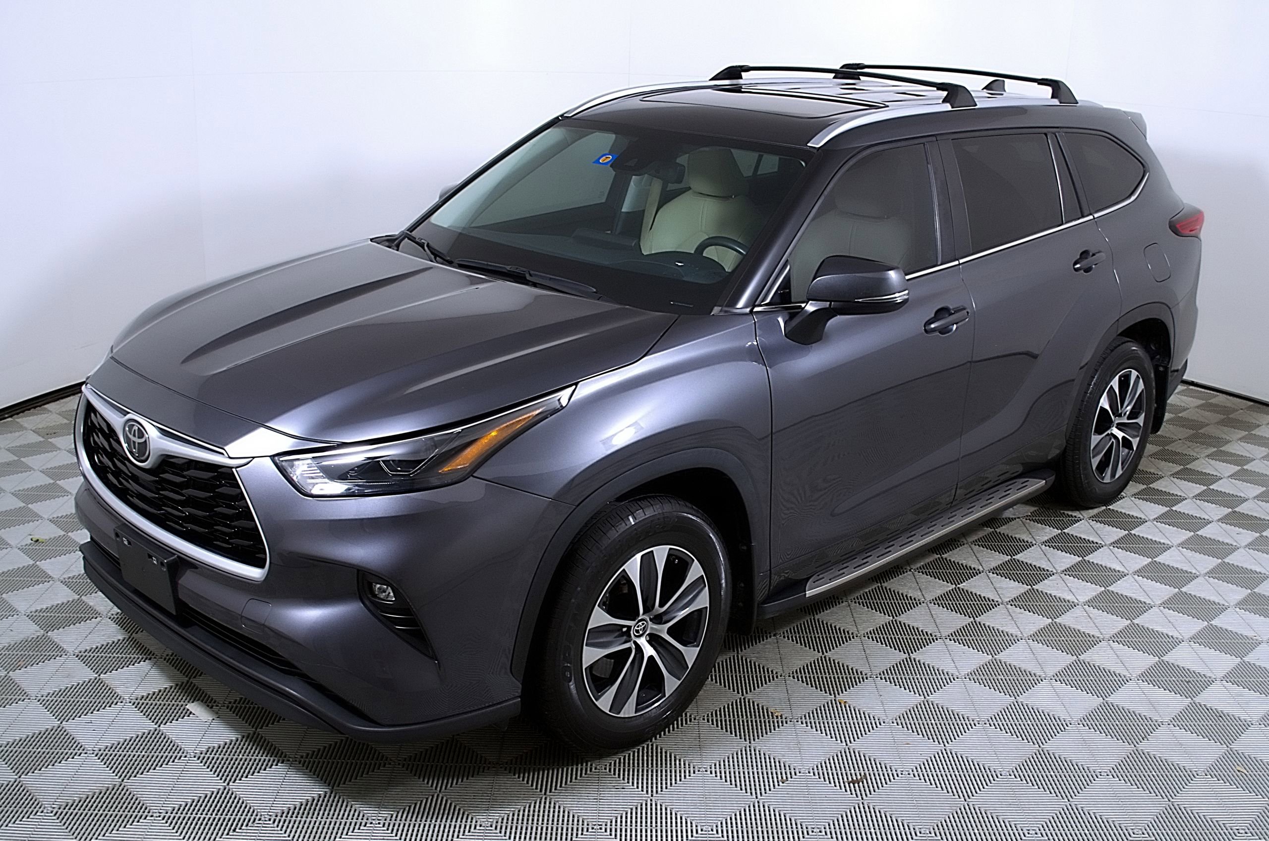 Used 2023 Toyota Highlander XLE image 3