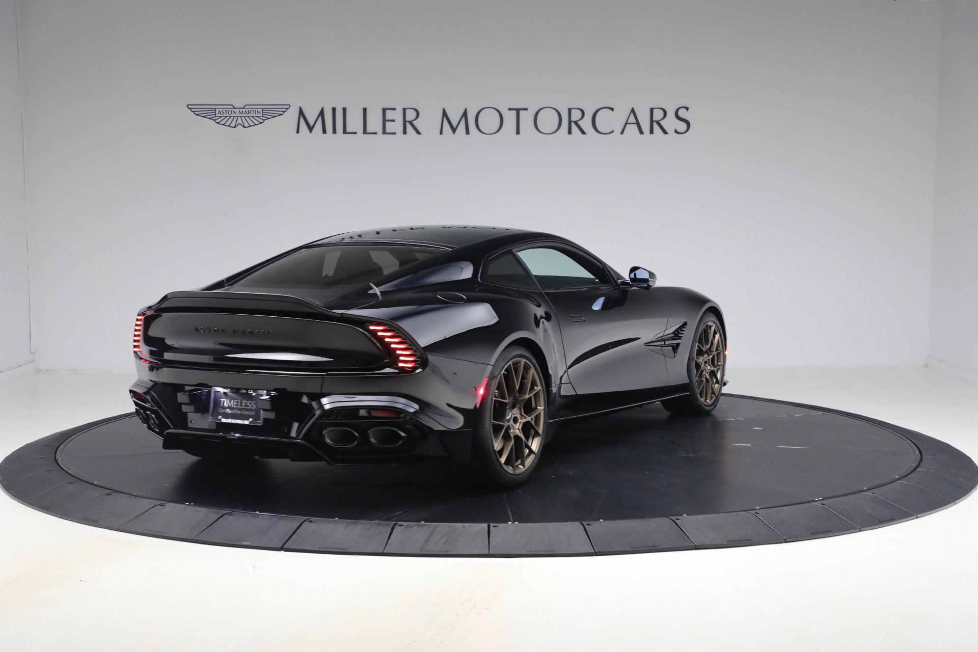 Used 2025 Aston Martin Vanquish RWD image 7