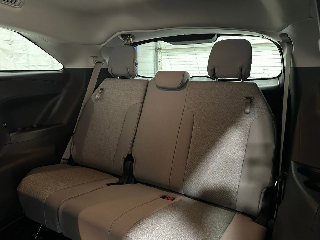 Used 2025 Toyota Sienna LE image 49