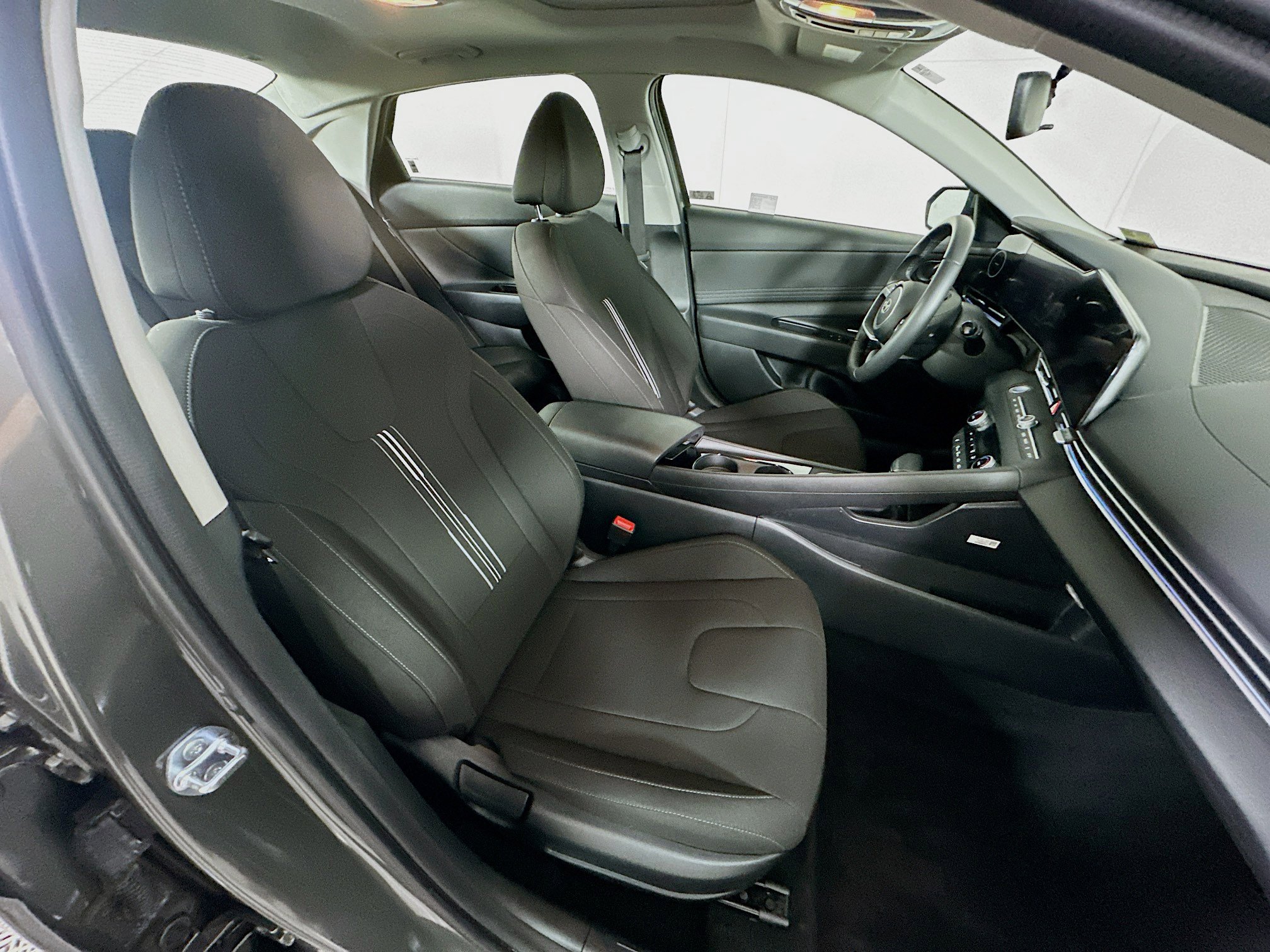 Used 2025 Hyundai Elantra SEL image 31