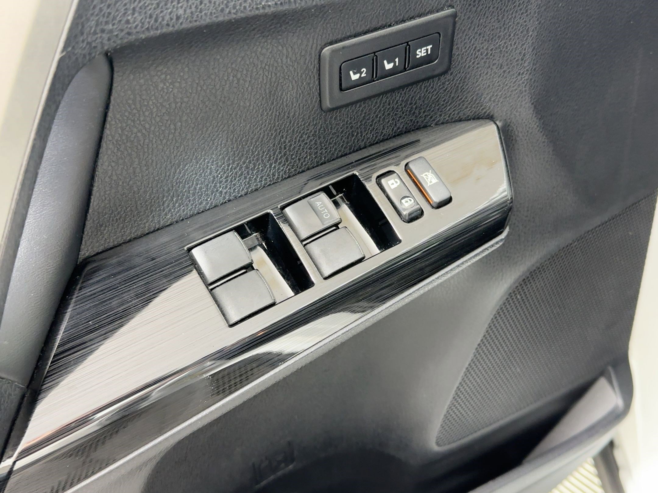 Used 2018 Toyota RAV4 Limited w/ Advanced Technology Package image 31