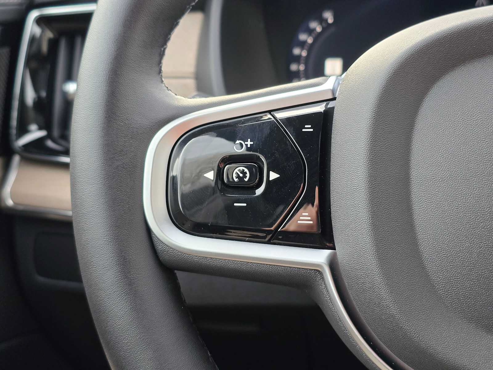 New 2026 Volvo XC90 B6 Plus w/ Protection Package Premier AWD/4WD image 30