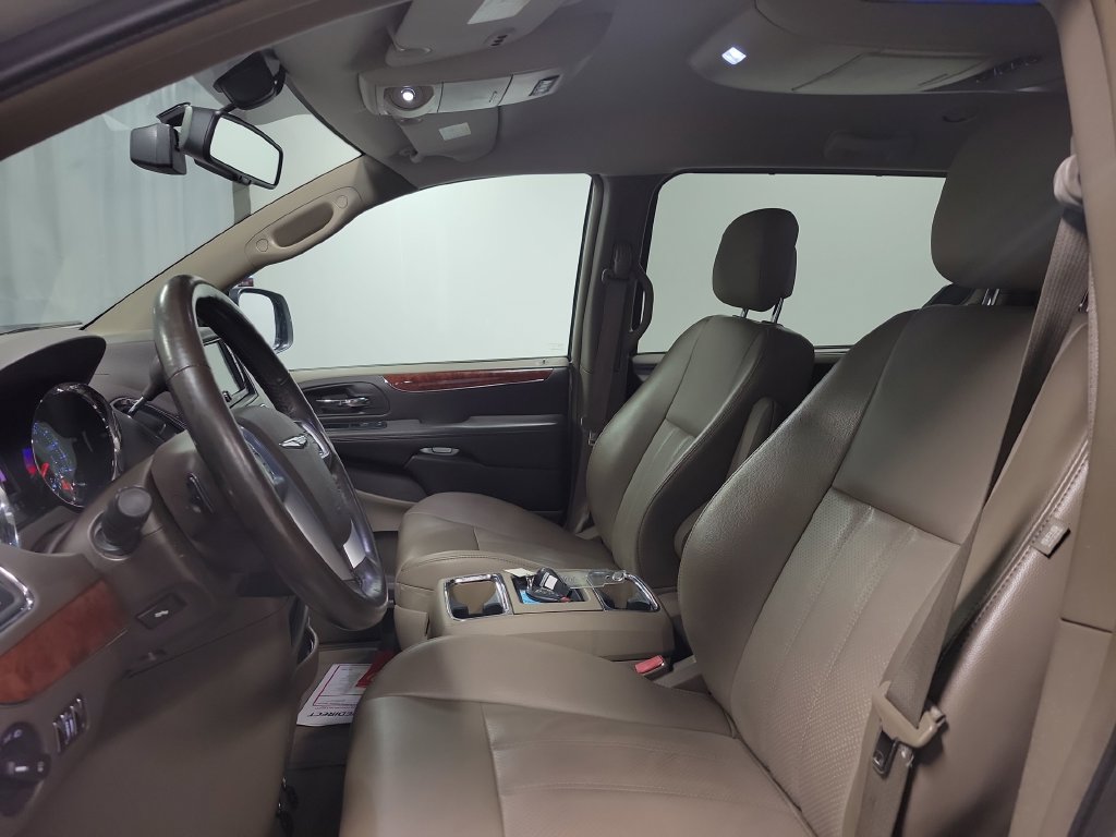 Used 2012 Chrysler Town & Country Touring-L w/ Driver Convenience Group FWD image 16