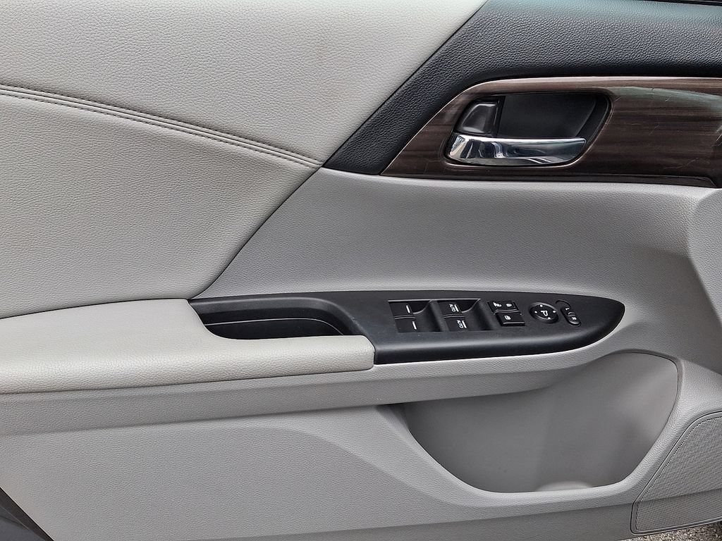 Used 2017 Honda Accord EX image 12