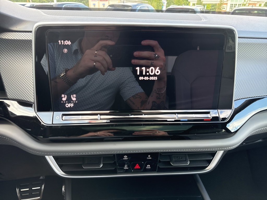 New 2026 Volkswagen Atlas Cross Sport SEL R-Line image 21