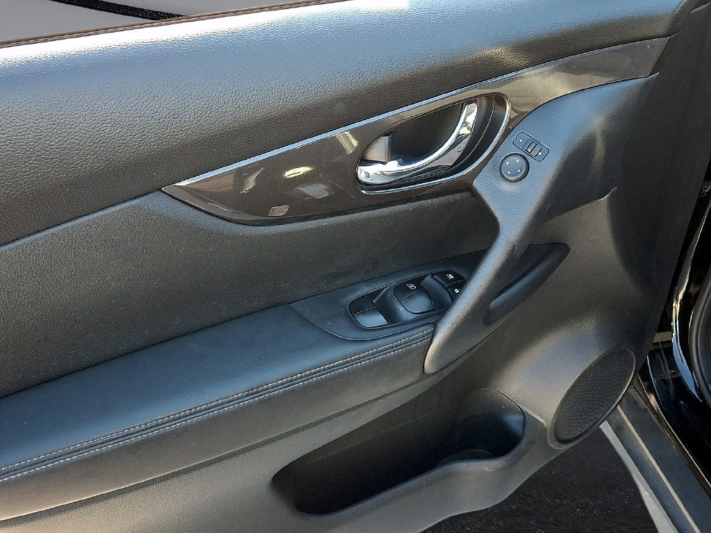 Used 2020 Nissan Rogue S w/ Special Edition Package FWD image 16