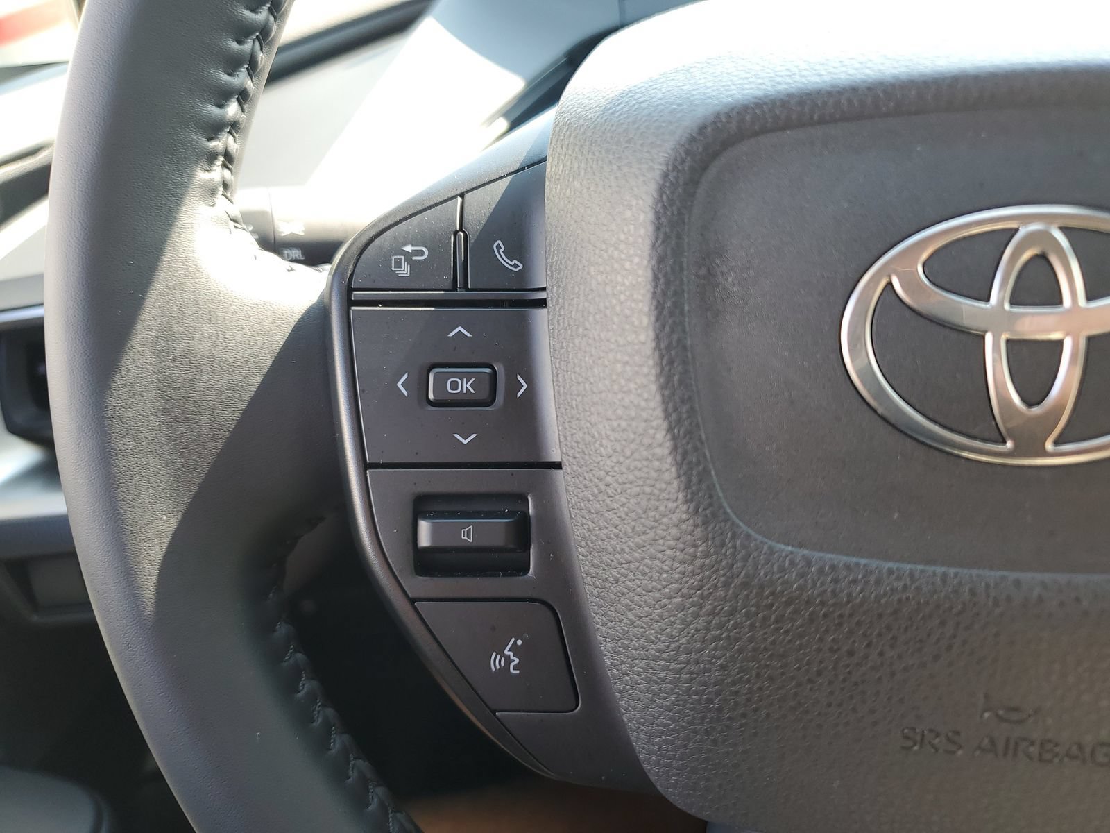 Certified 2025 Toyota Prius LE FWD image 21