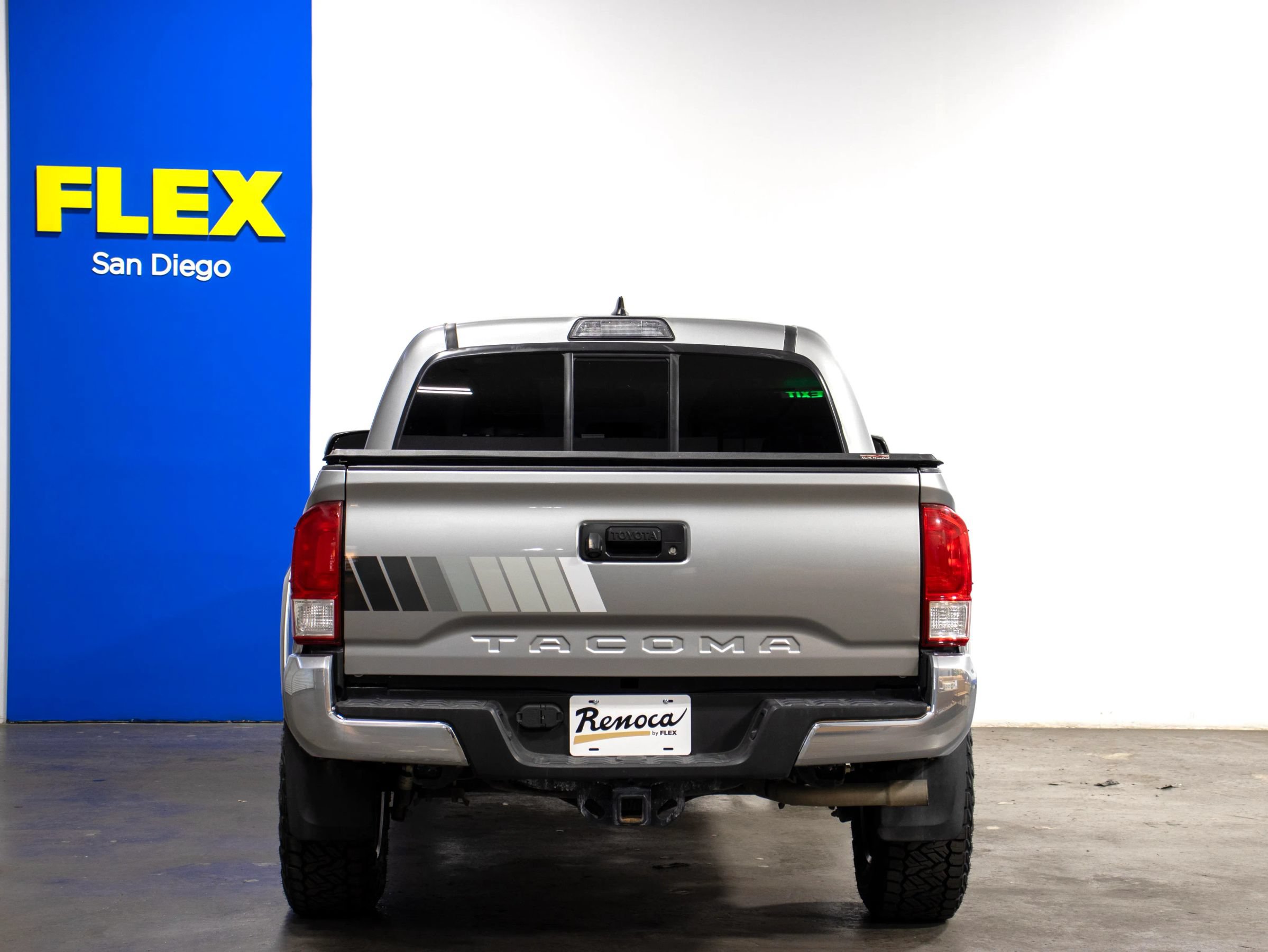 Used 2017 Toyota Tacoma SR5 w/ Tow Package RWD image 4