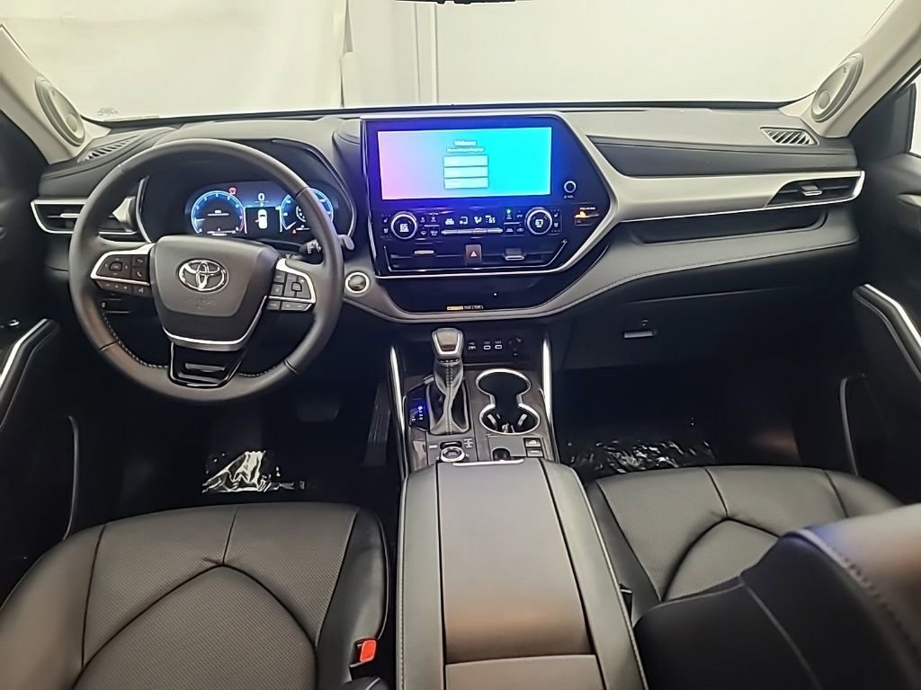 Used 2025 Toyota Highlander Platinum image 25