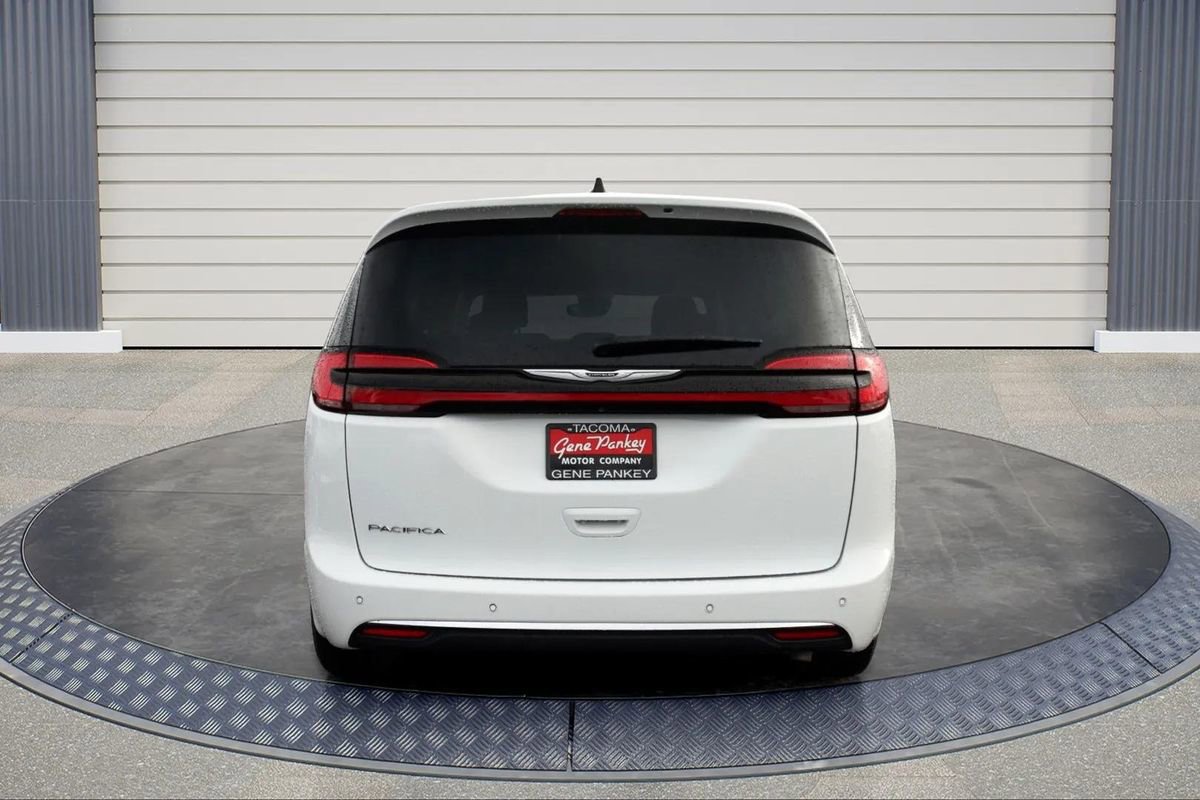 Used 2024 Chrysler Pacifica Touring-L FWD image 6