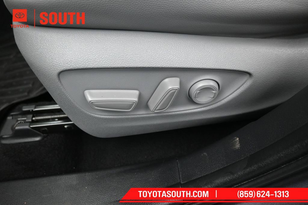 Used 2022 Toyota Highlander XLE AWD/4WD image 23