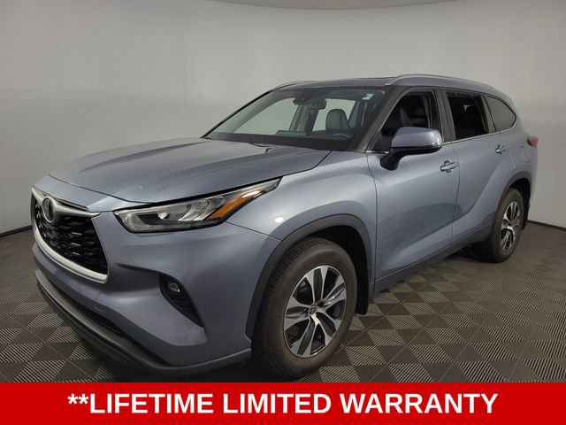 Used 2020 Toyota Highlander XLE AWD/4WD image 3