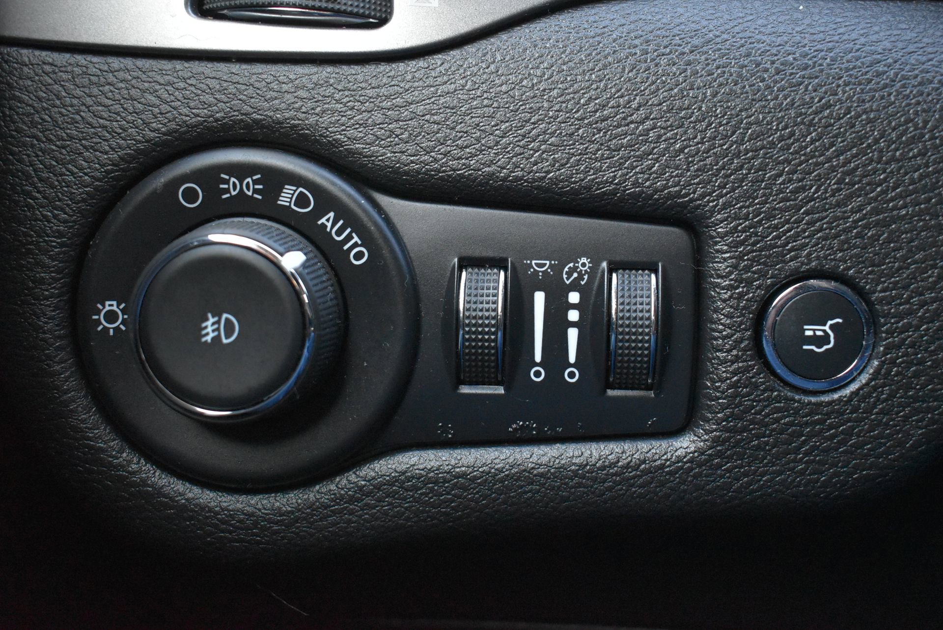 Used 2021 Jeep Cherokee Latitude Lux w/ Comfort/Convenience Group image 18