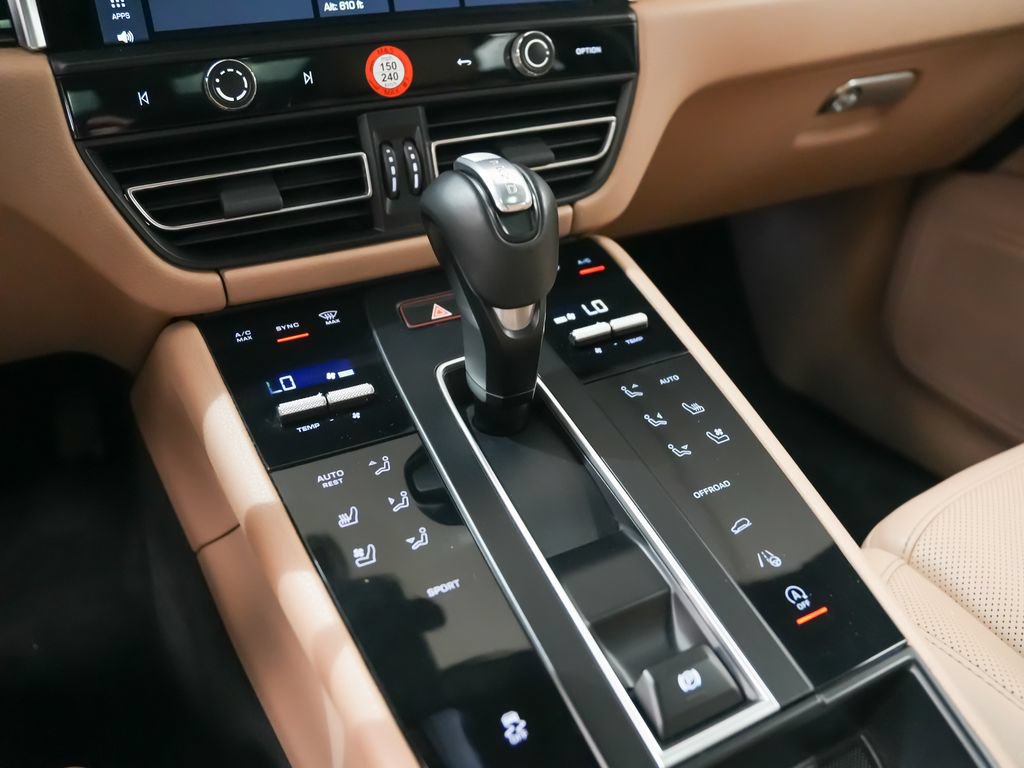 Certified 2023 Porsche Macan AWD/4WD image 32
