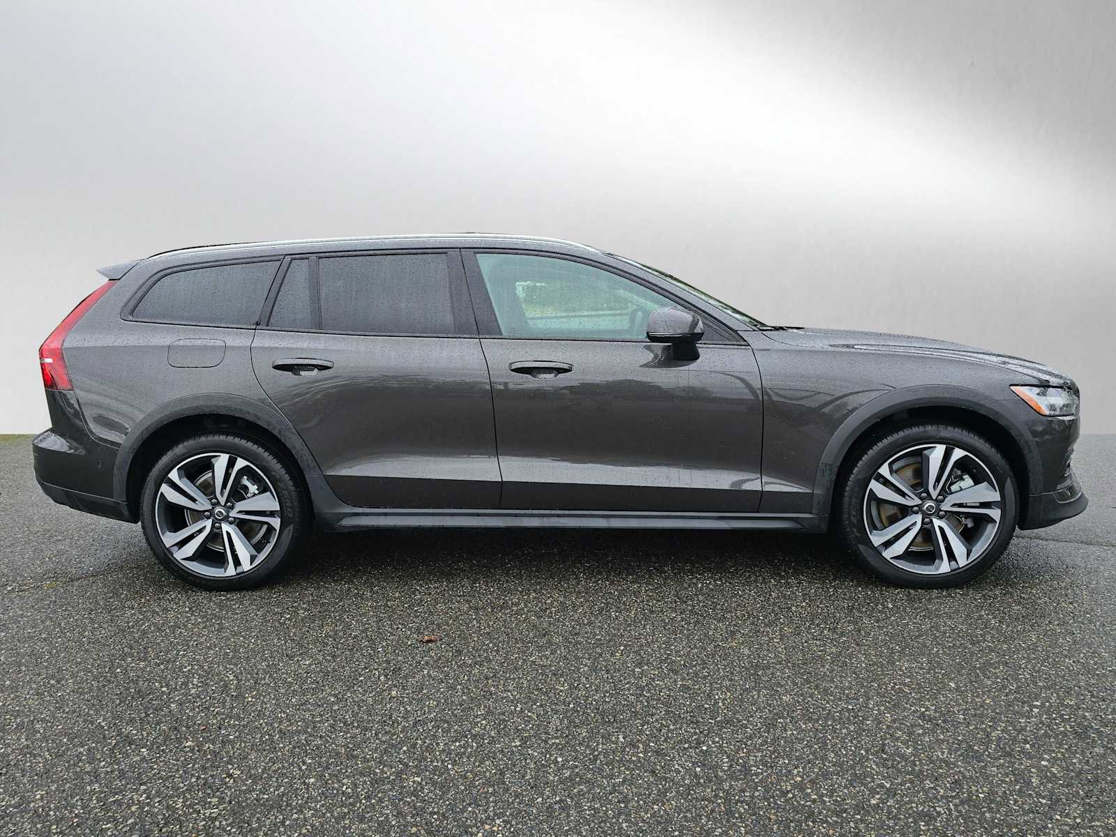 Certified 2025 Volvo V60 B5 Cross Country Plus AWD/4WD image 3
