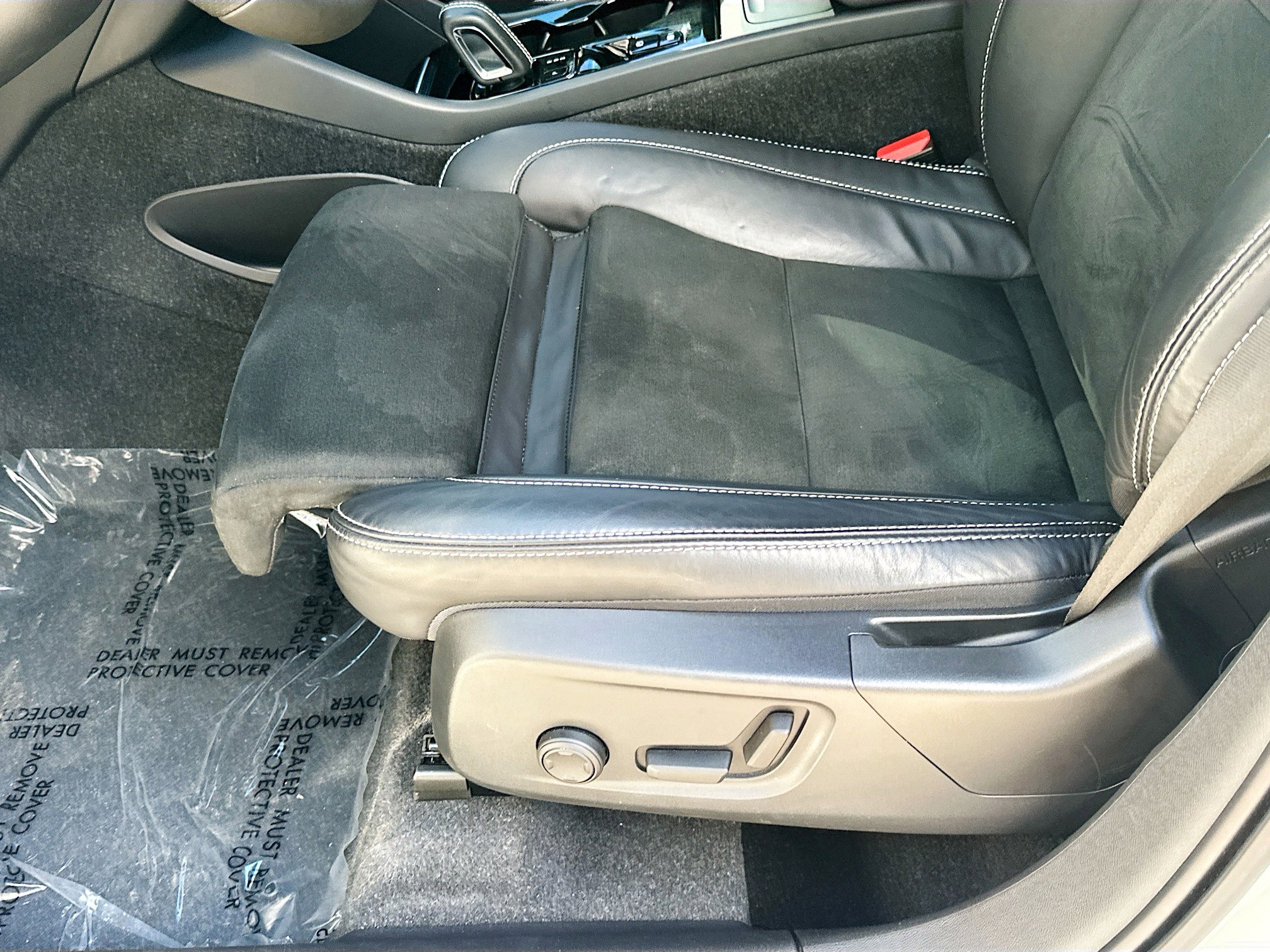 Used 2021 Volvo XC40 T4 R-Design image 19