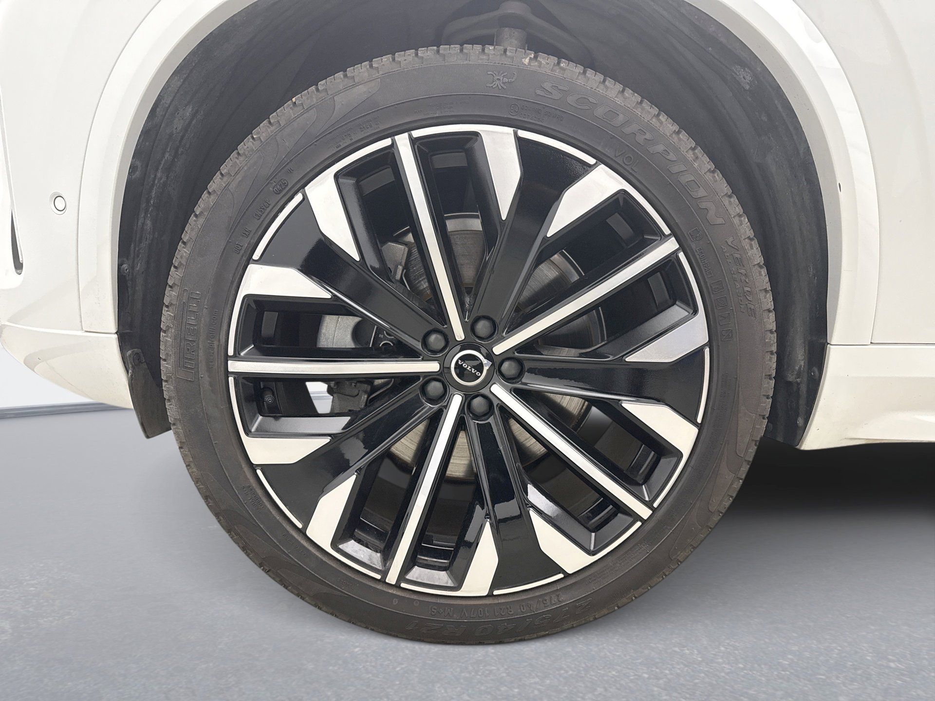 Used 2025 Volvo XC90 B6 Plus image 28