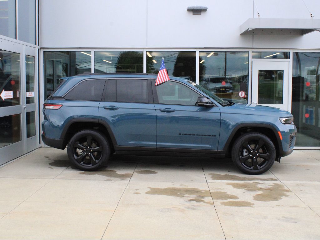 Used 2026 Jeep Grand Cherokee Limited w/ Limited Altitude Package AWD/4WD image 4
