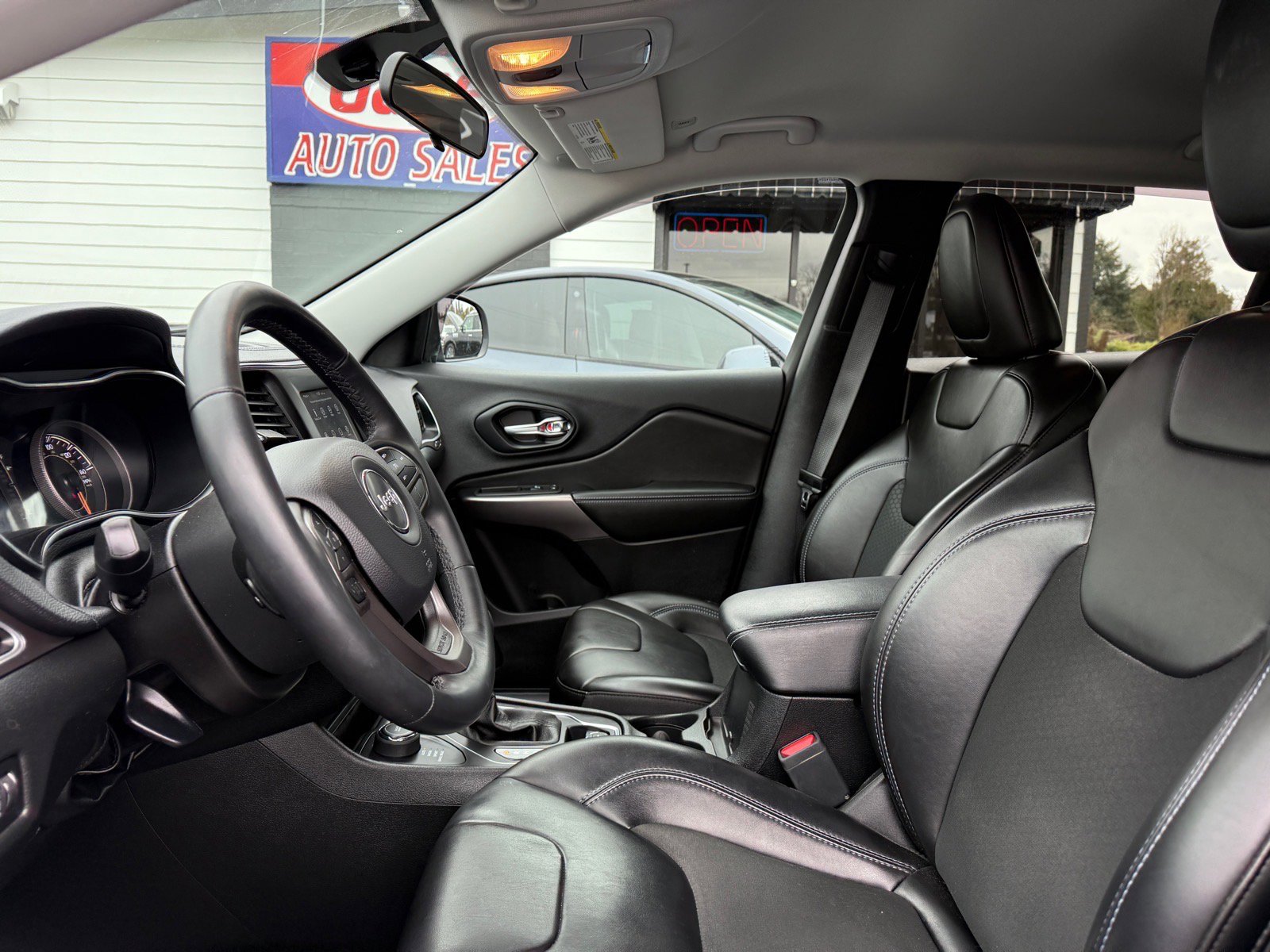 Used 2019 Jeep Cherokee Latitude Plus image 17