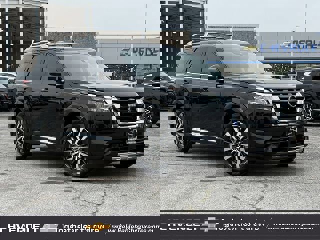 Used 2022 Nissan Pathfinder Platinum w/ Cargo Package FWD image 2