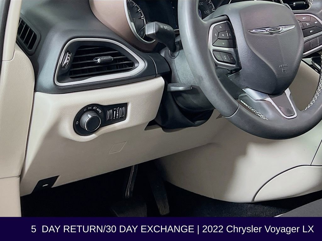 Used 2022 Chrysler Voyager LX image 12