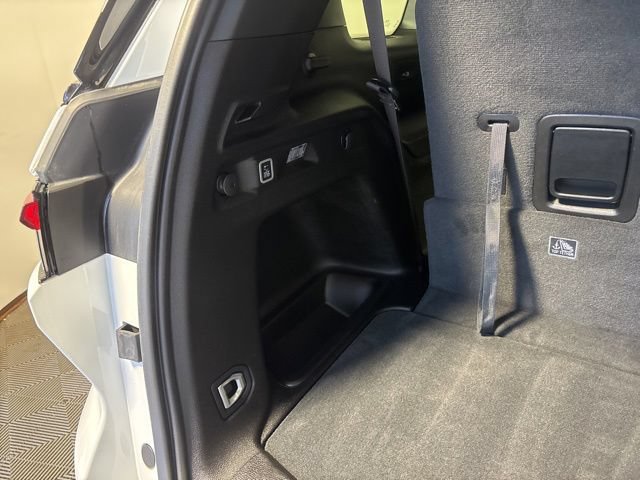 Used 2025 Jeep Grand Cherokee L Limited w/ Black Appearance Package AWD/4WD image 9
