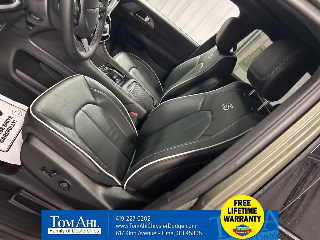 New 2027 Chrysler Pacifica Limited FWD image 10