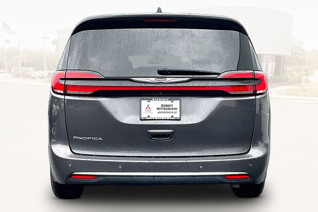 Used 2023 Chrysler Pacifica Touring-L FWD image 5
