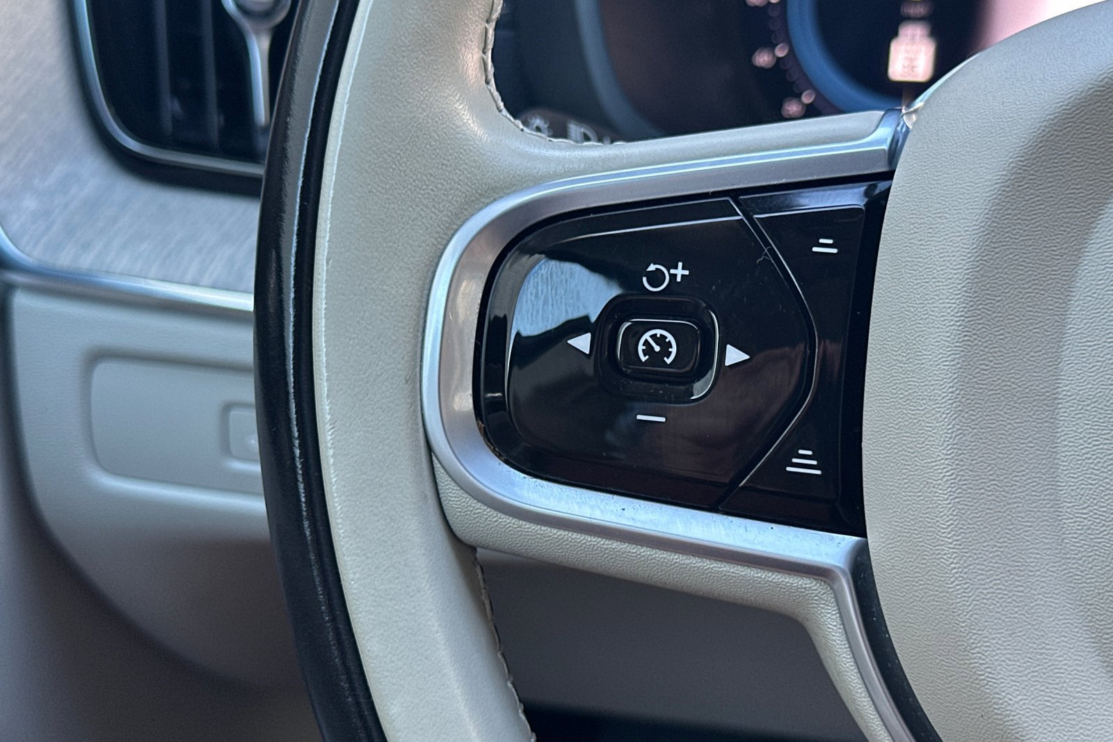 Certified 2023 Volvo XC60 B5 Ultimate w/ Protection Package Premier image 28