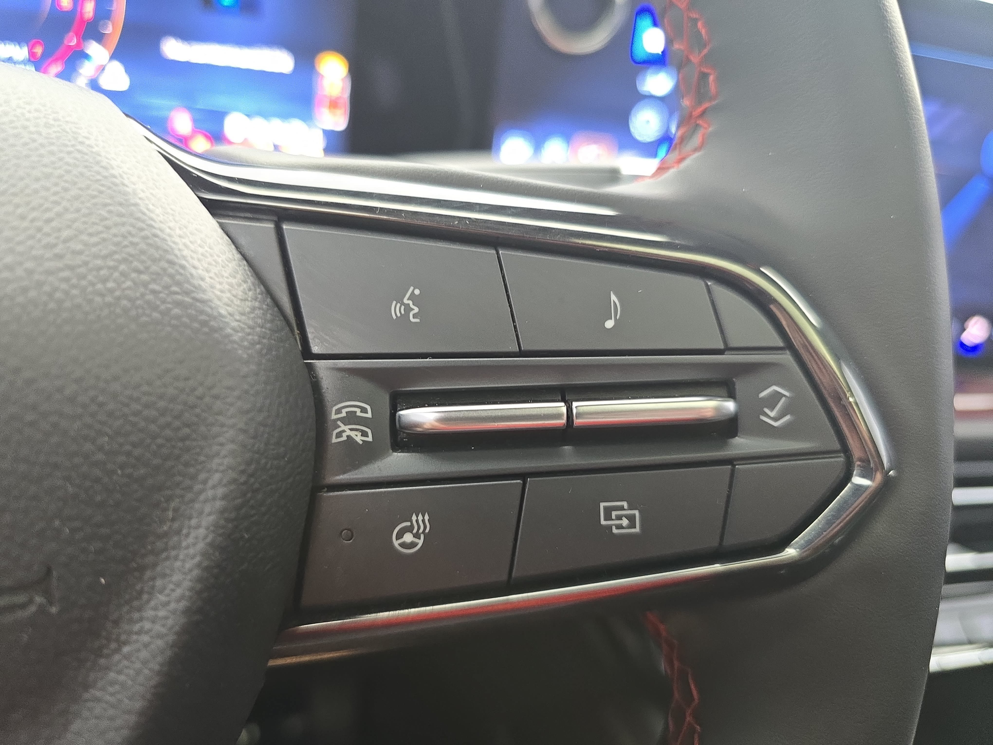 Used 2024 Chevrolet Traverse RS FWD image 19