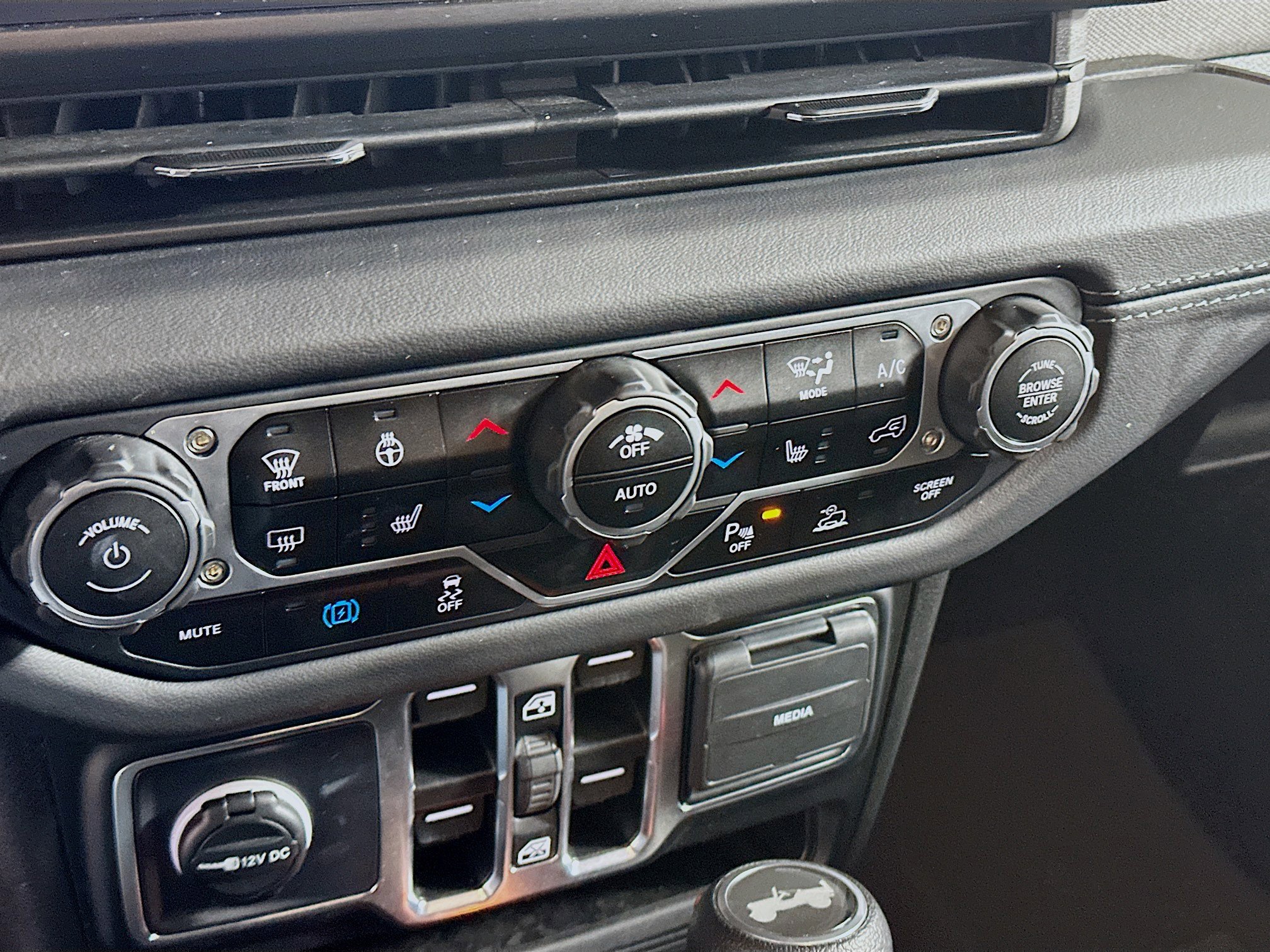 Used 2025 Jeep Wrangler Sahara w/ Safety Group image 23